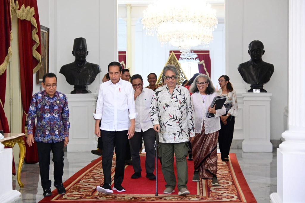 Presiden Jokowi Terima Paparan Tarian Butet Kartaredjasa